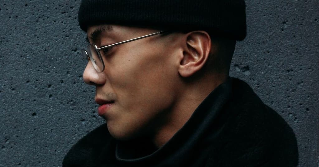 밝게 웃고 있는 사람의 얼굴 - 유머 방어기제 블로그 커버