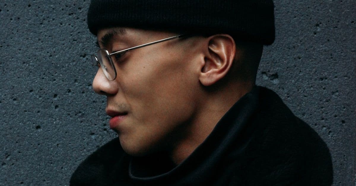 밝게 웃고 있는 사람의 얼굴 - 유머 방어기제 블로그 커버